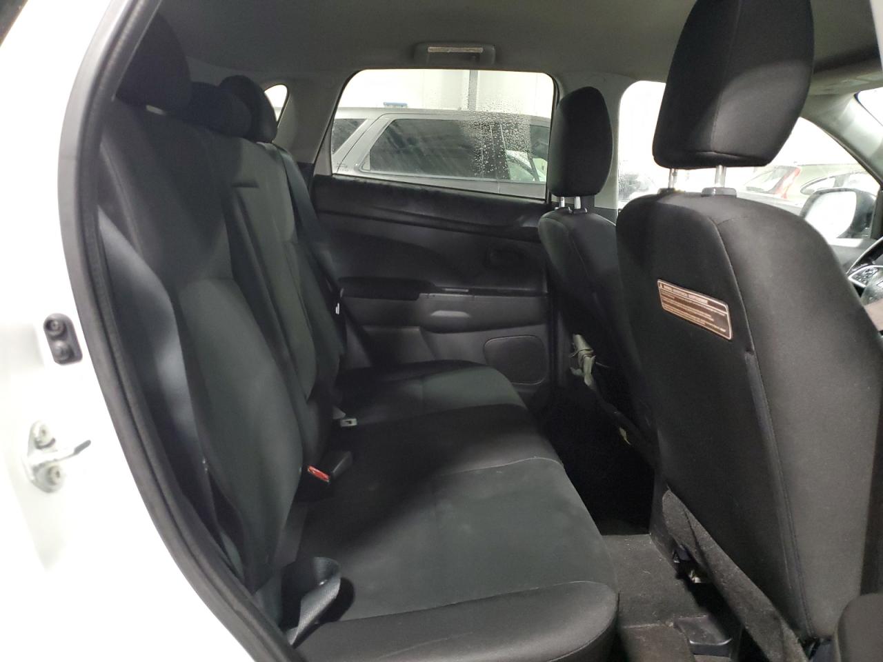2014 Mitsubishi Outlander - Image 11
