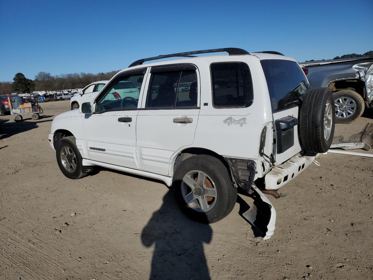2004 Chevrolet Tracker - Image 2