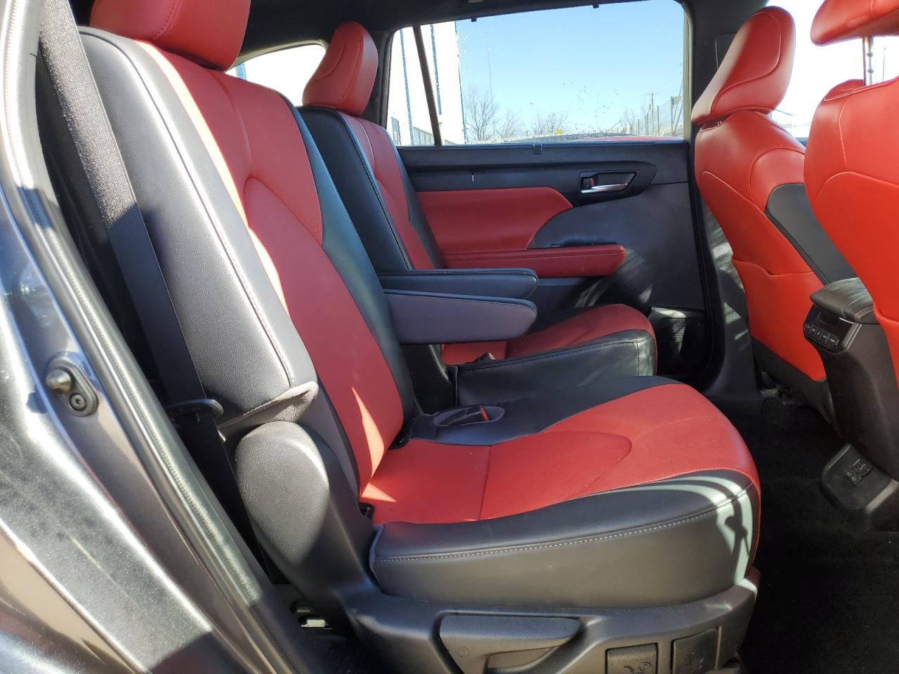 2022 Toyota Highlander - Image 11