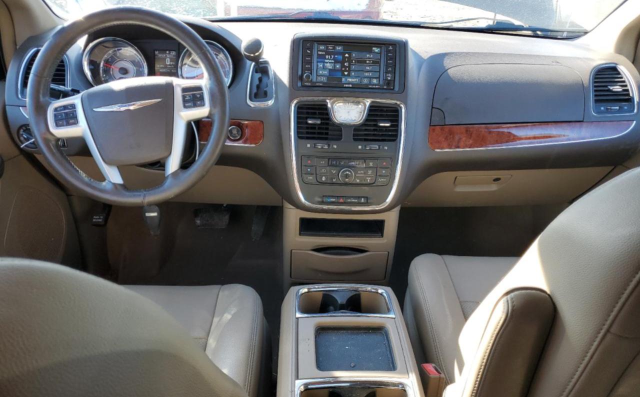 2016 Chrysler Town & Country - Image 8