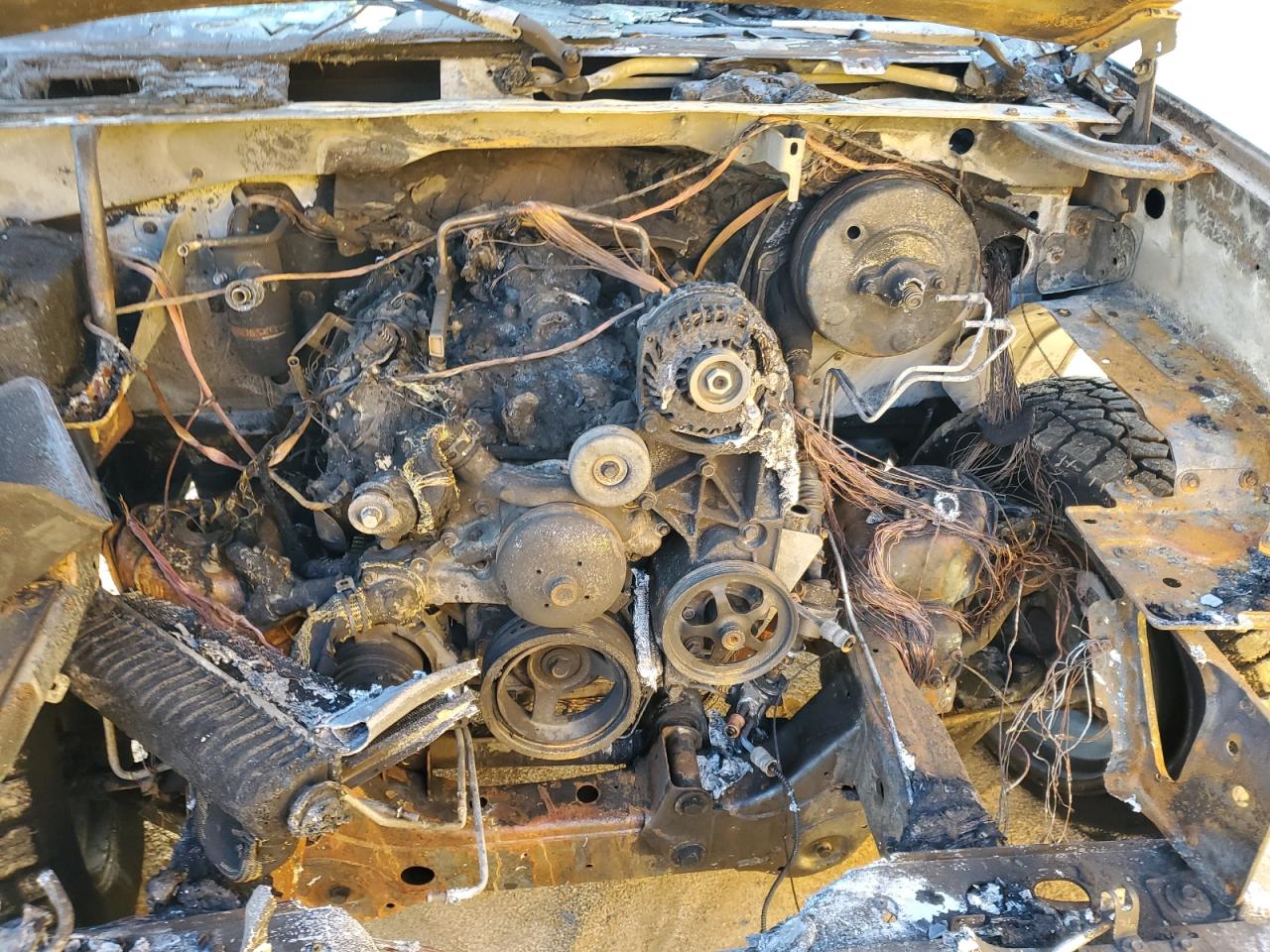 2013 Chevrolet Avalanche - Image 11