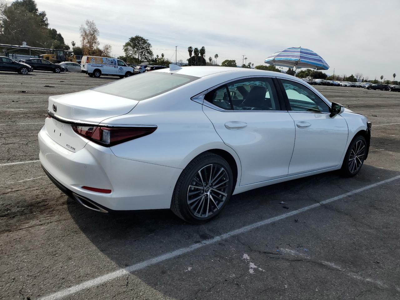 2024 Lexus ES - Image 3