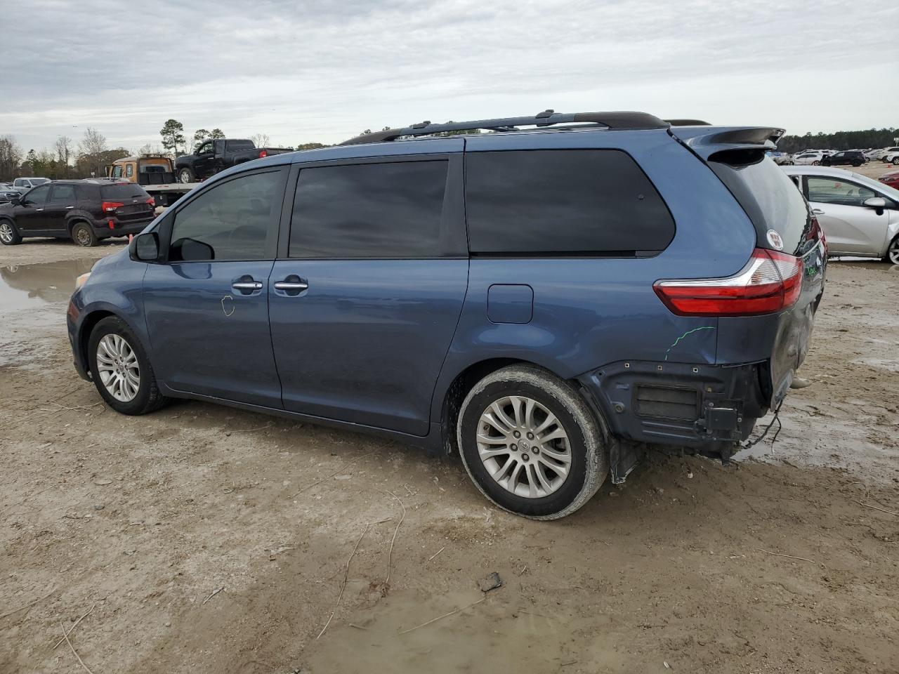 5TDYK3DC5FS586901 2015 TOYOTA SIENNA - Image 2