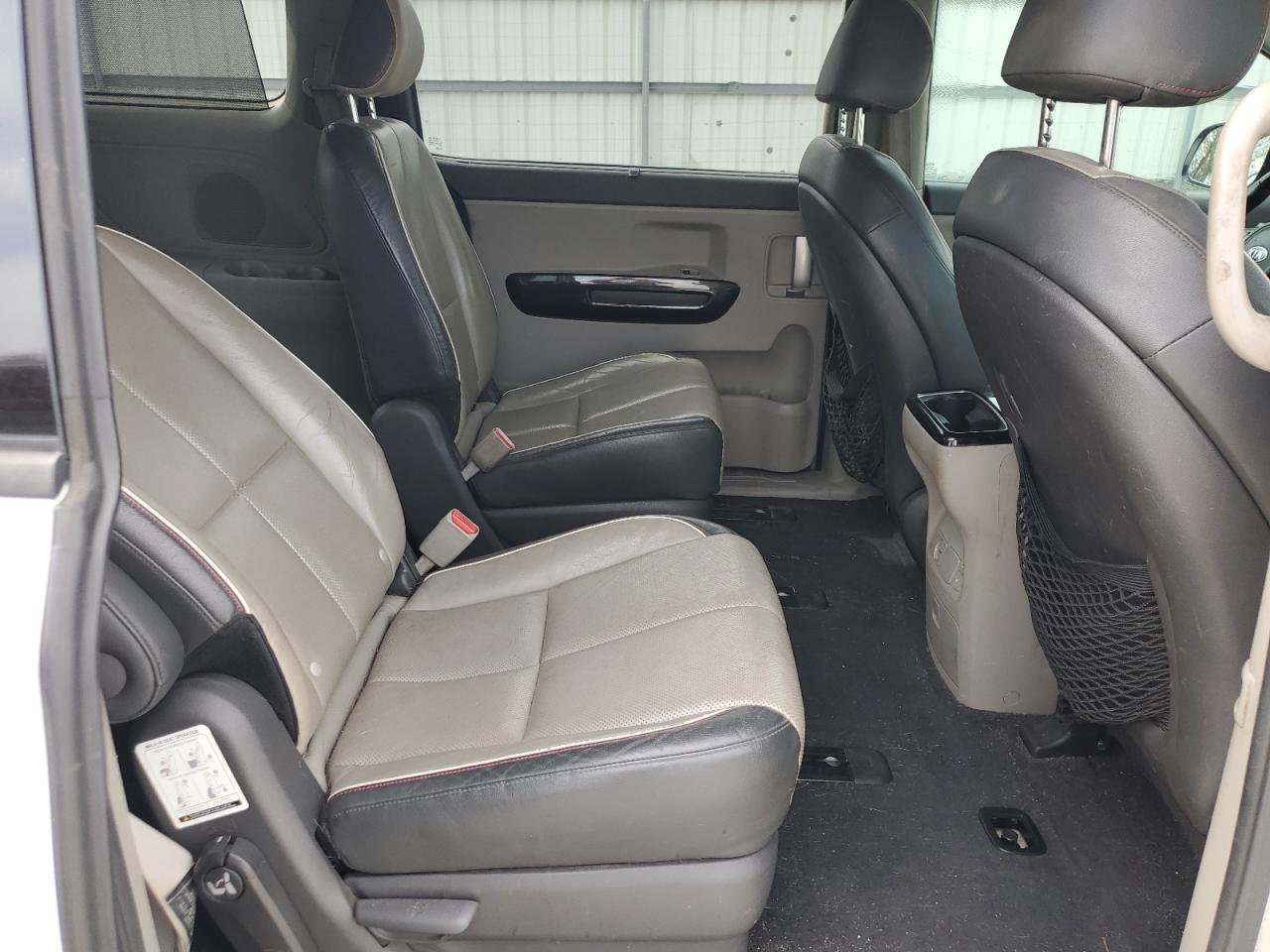 2015 Kia Sedona - Image 11