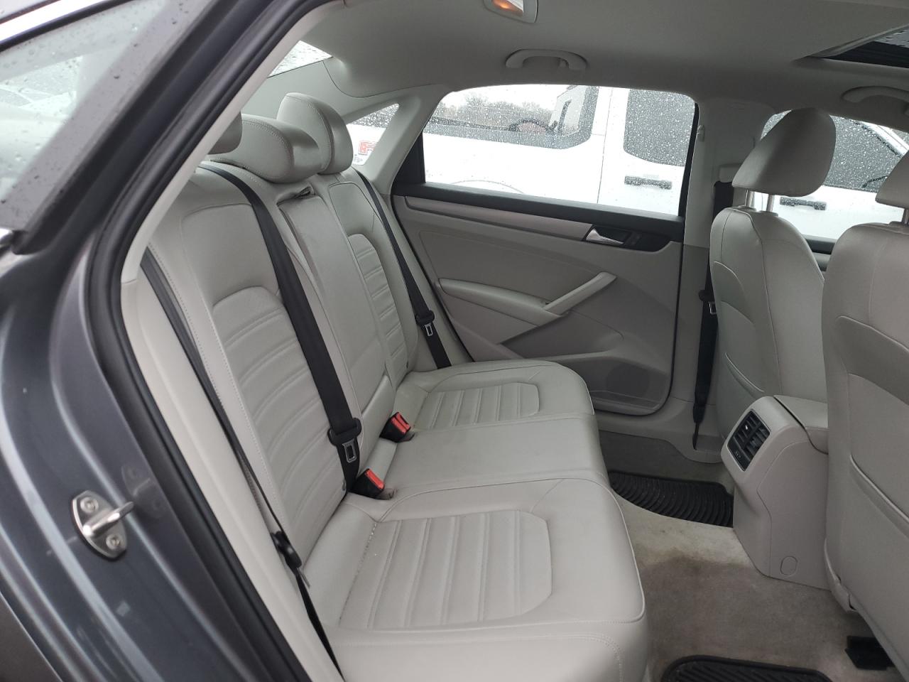 2015 Volkswagen Passat - Image 10