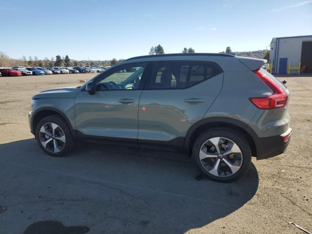  VOLVO XC40 PLUS 2024 Зеленый