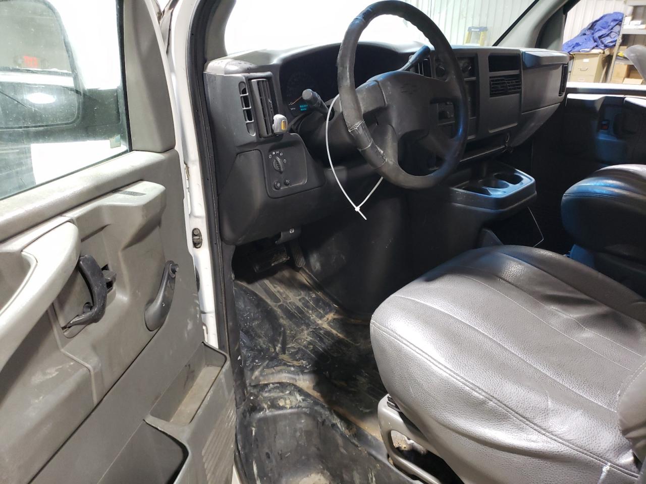 2003 Chevrolet Express - Image 8