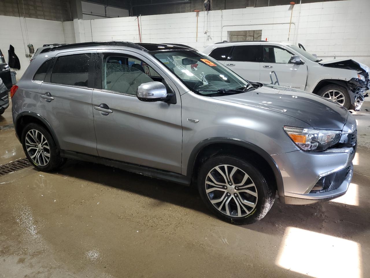 2017 Mitsubishi Outlander - Image 4