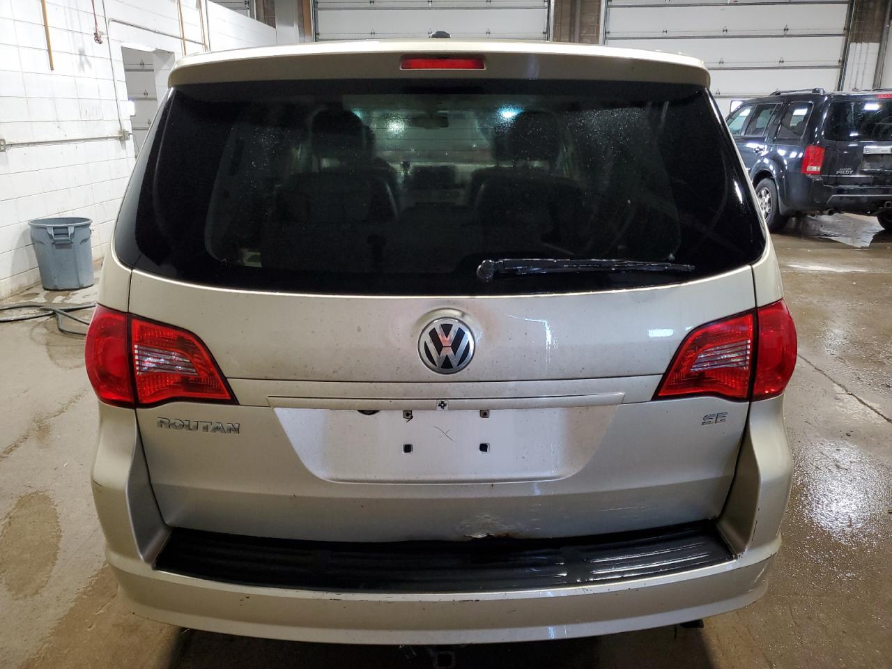 2010 Volkswagen Routan - Image 6