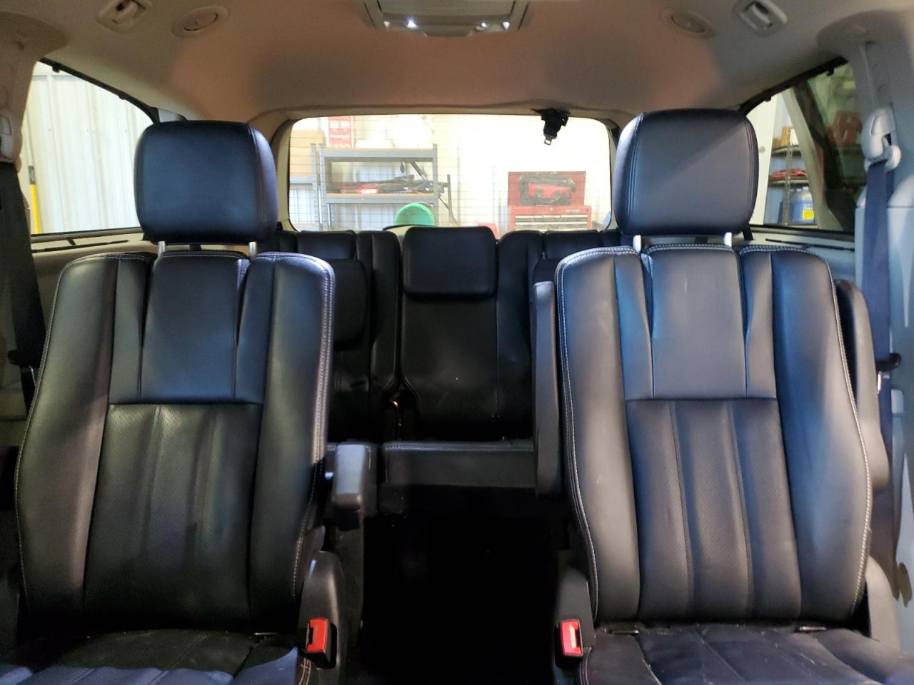 2014 Chrysler Town & Country - Image 10