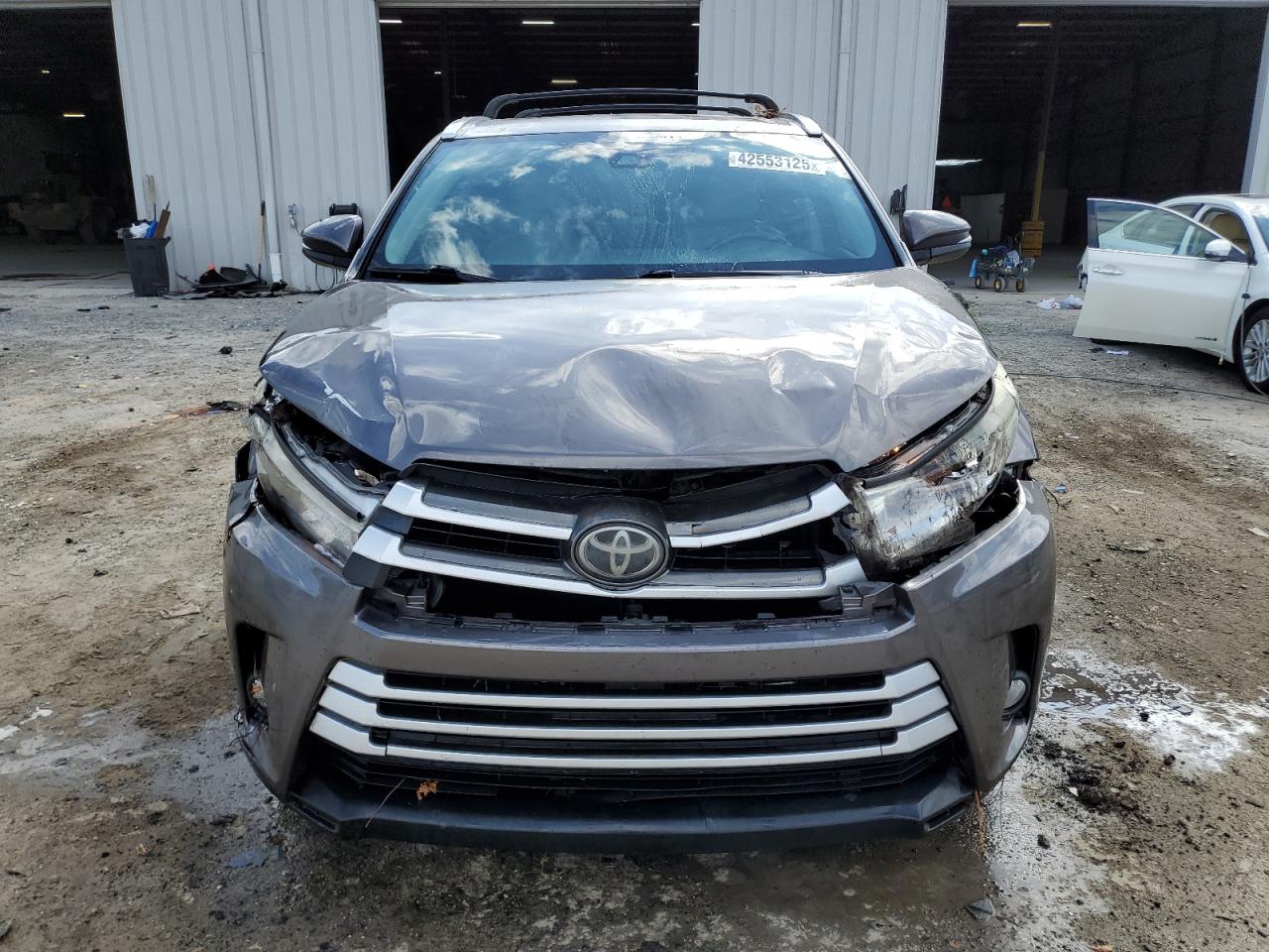 2017 Toyota Highlander - Image 5