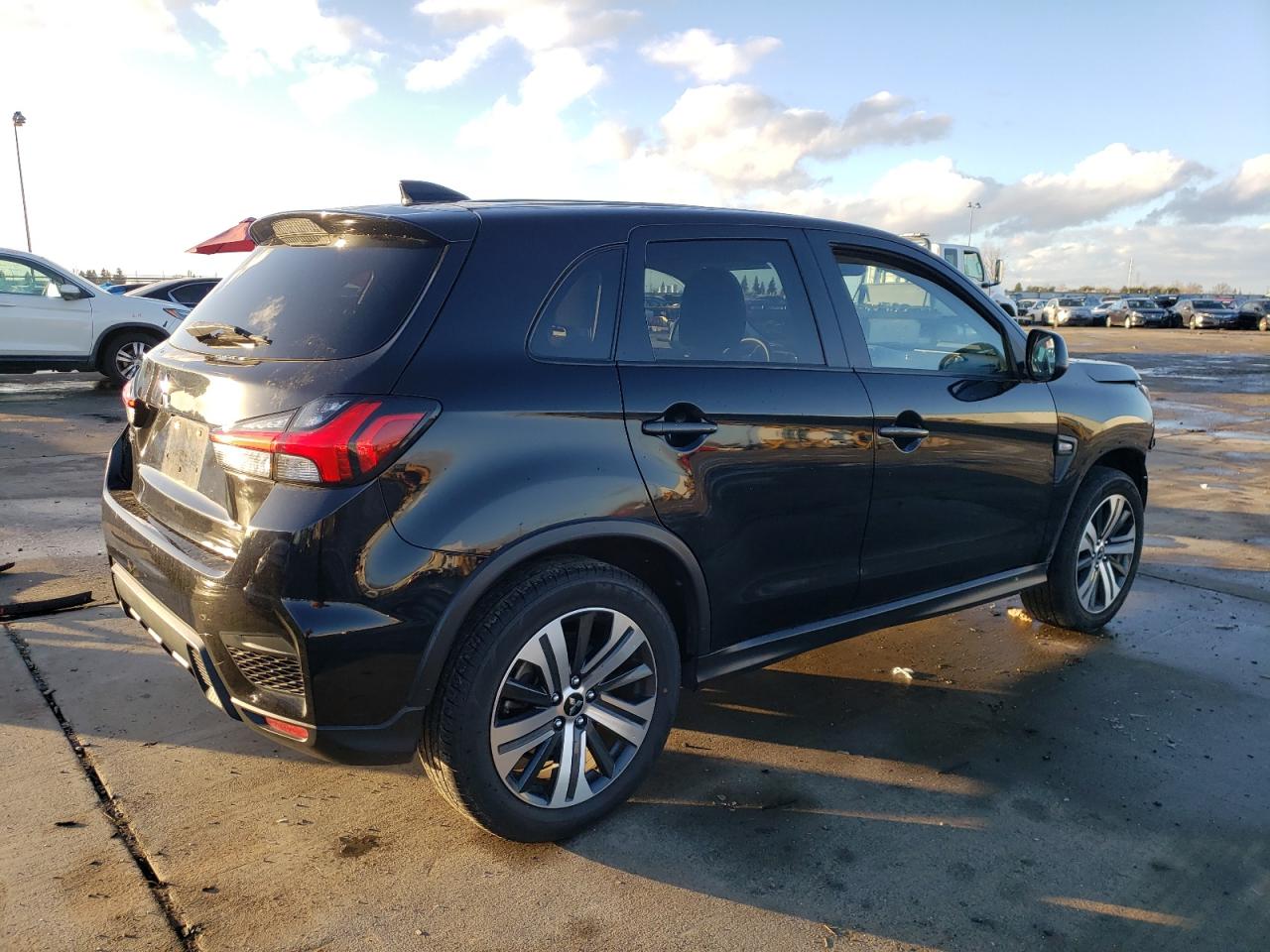 2021 Mitsubishi Outlander - Image 3