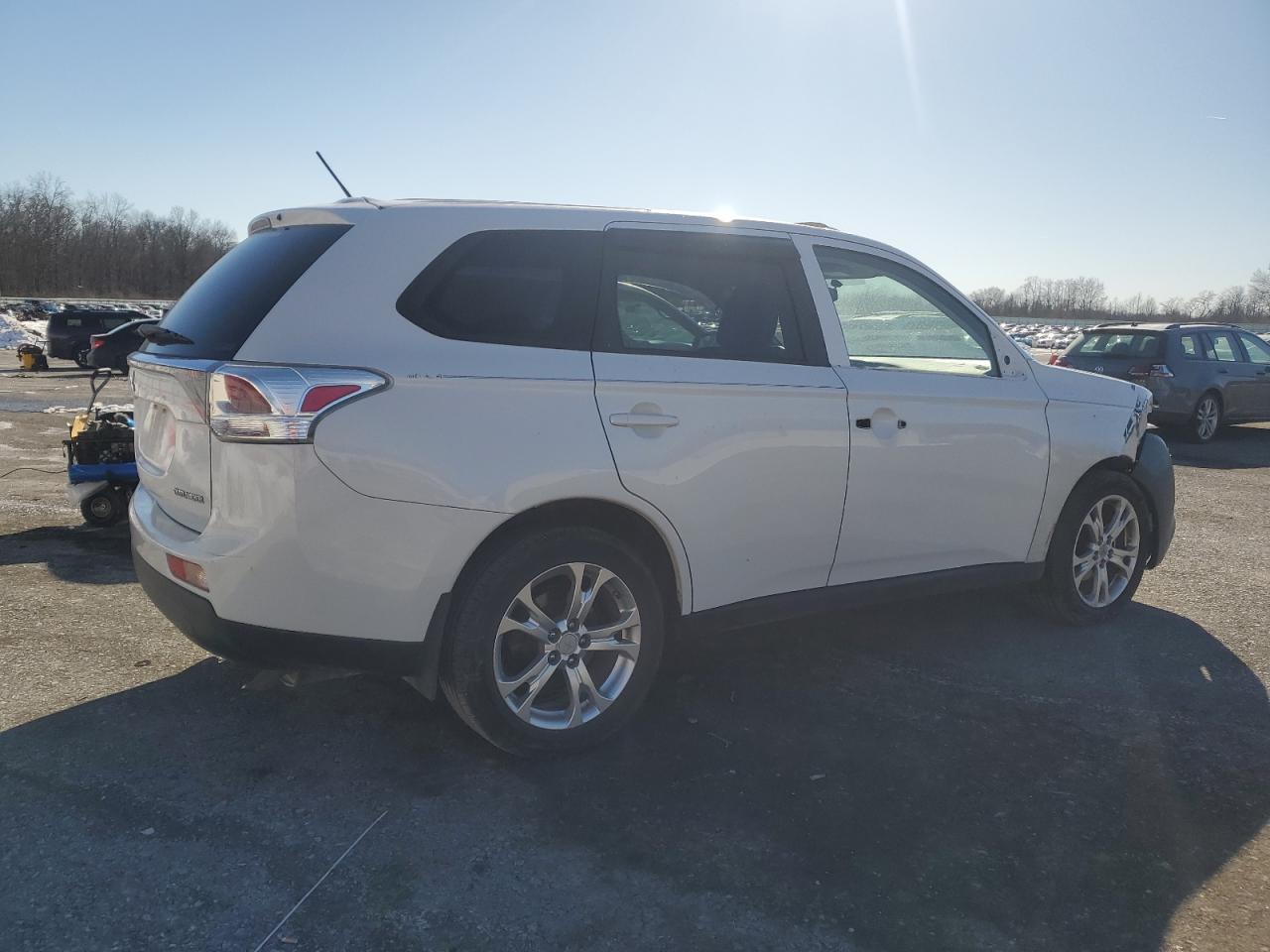 2014 Mitsubishi Outlander - Image 3