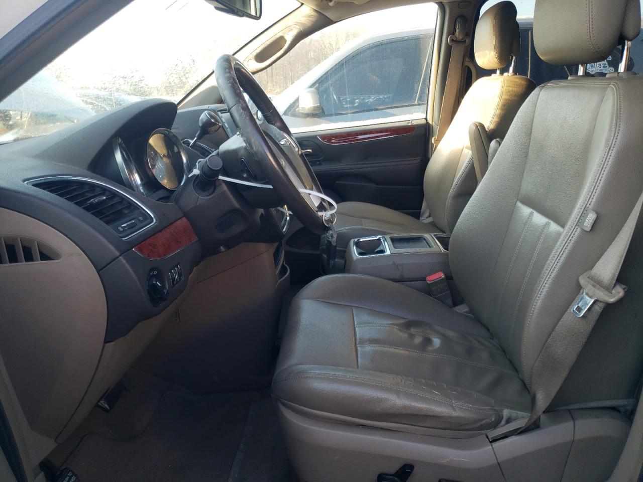 2014 Chrysler Town & Country - Image 7