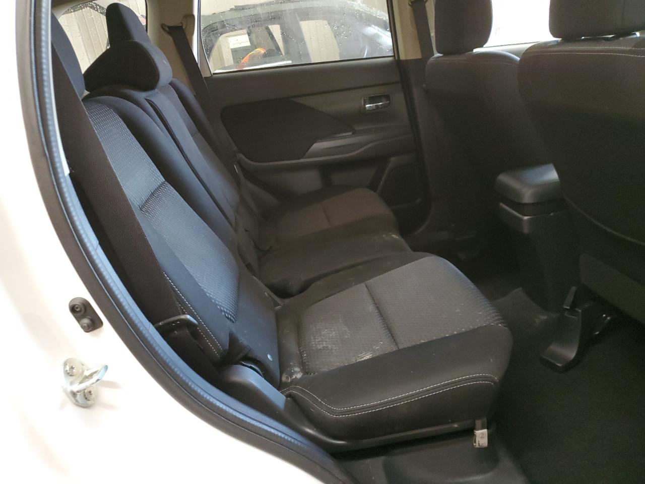 2018 Mitsubishi Outlander - Image 11