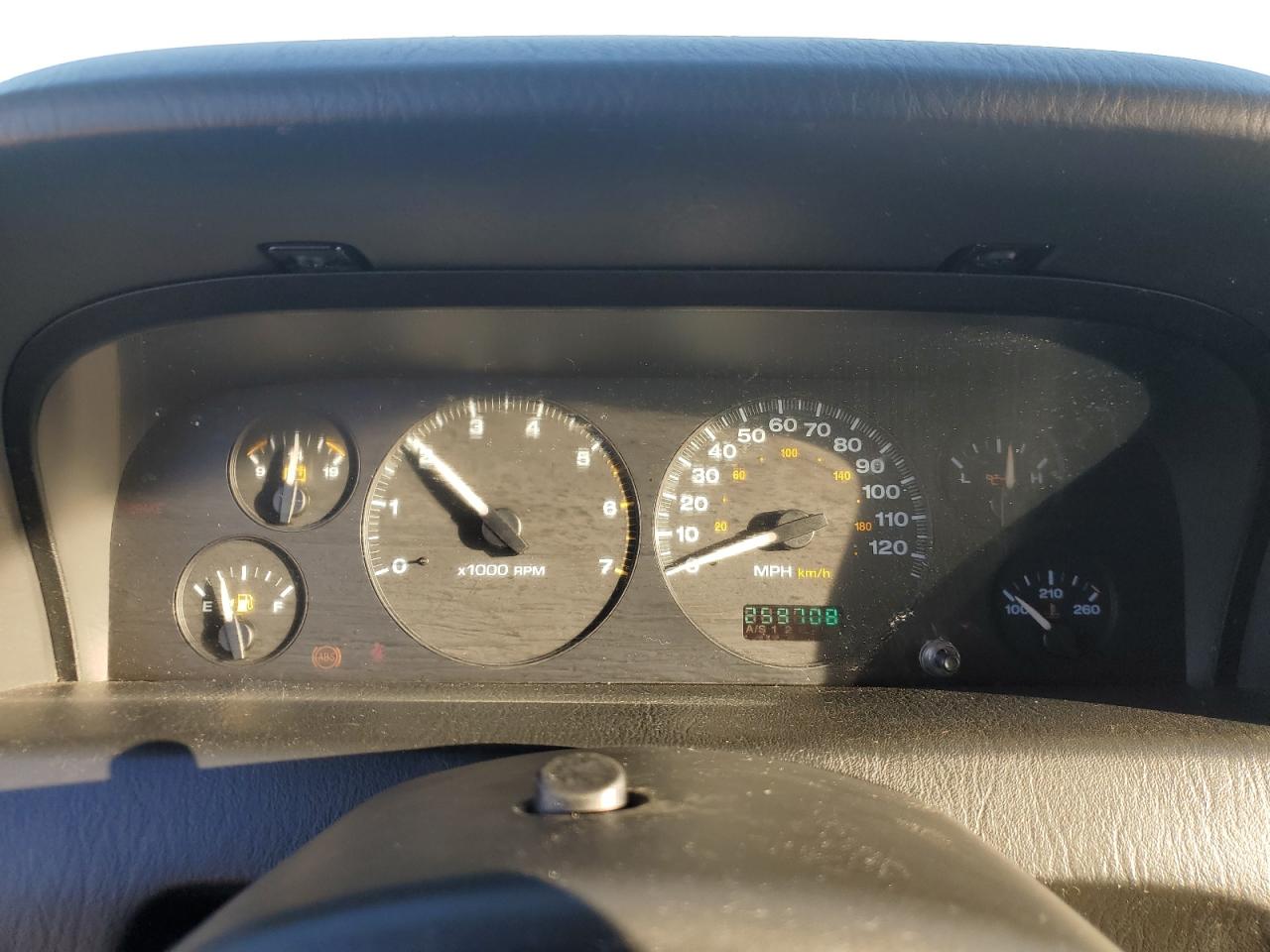 2004 Jeep Grand Cherokee - Image 9