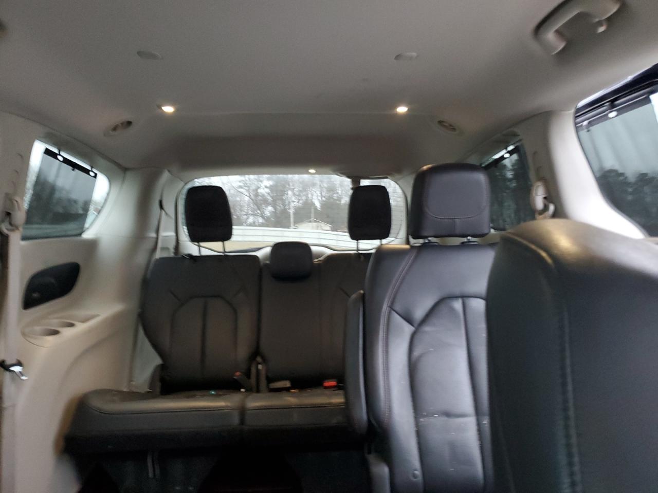 2017 Chrysler Pacifica - Image 10