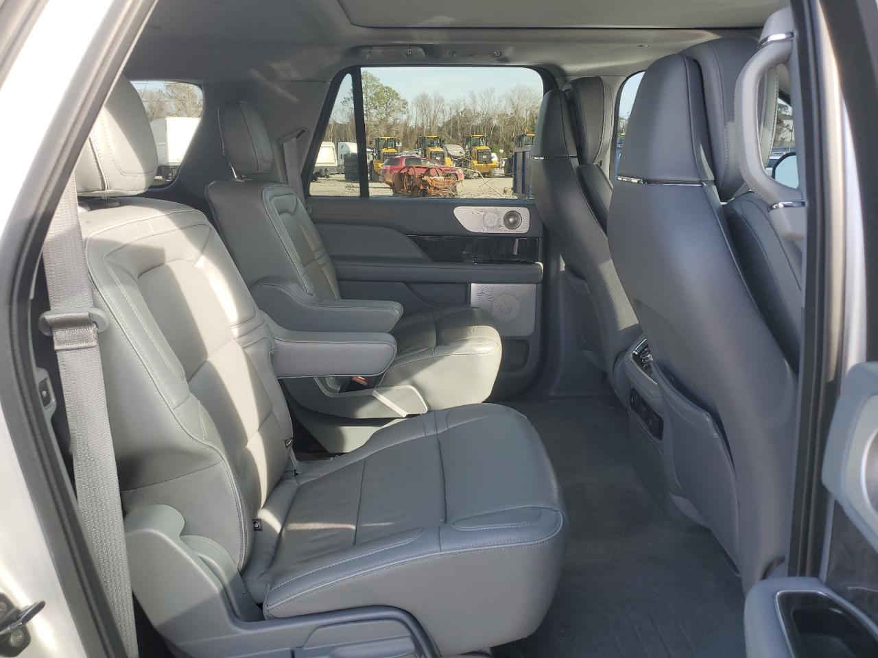 2018 Lincoln Navigator - Image 11
