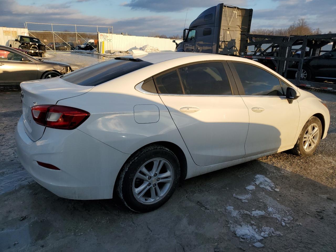 2018 Chevrolet Cruze - Image 3