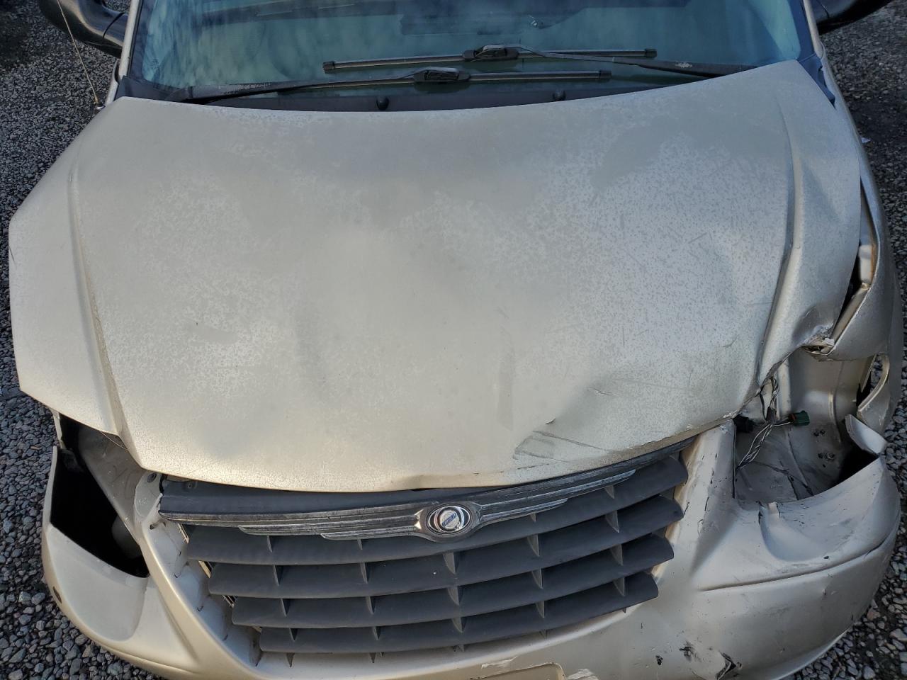 2005 Chrysler Town & Country - Image 14