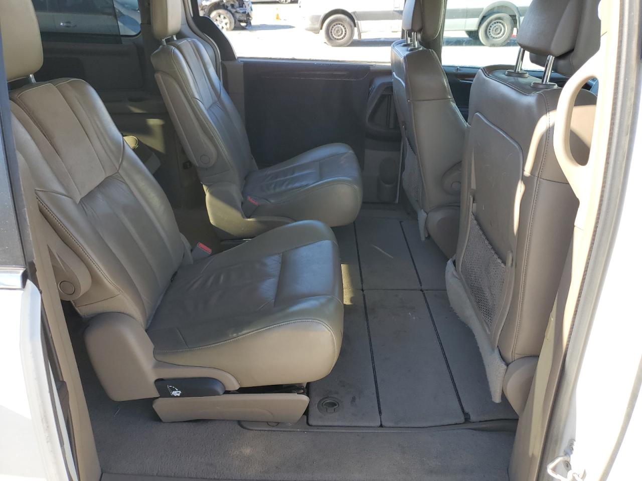 2011 Chrysler Town & Country - Image 11