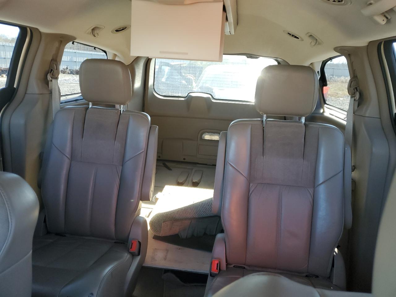 2011 Chrysler Town & Country - Image 10