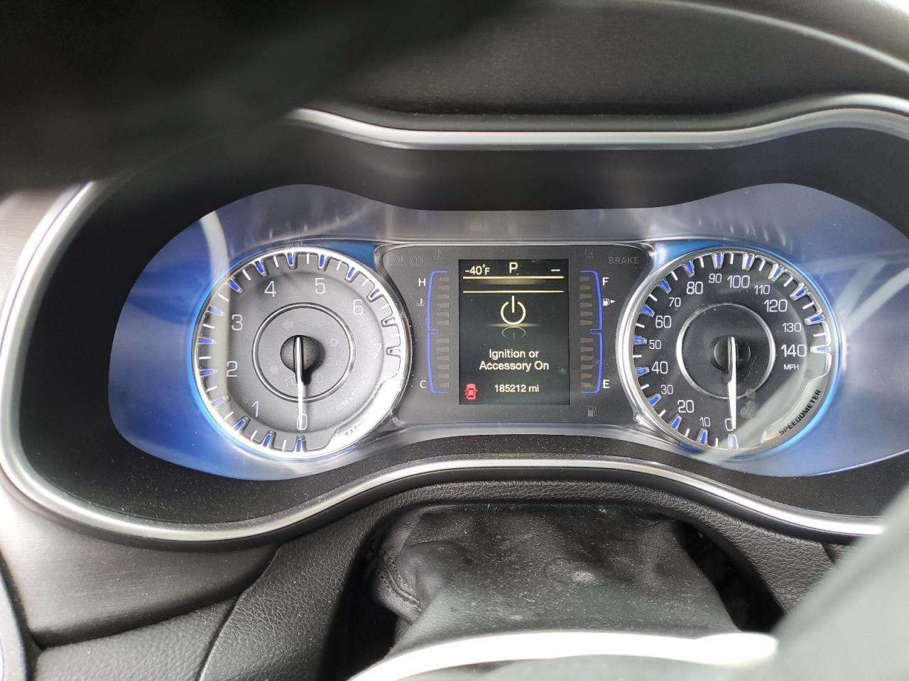 2016 Chrysler 200 - Image 9