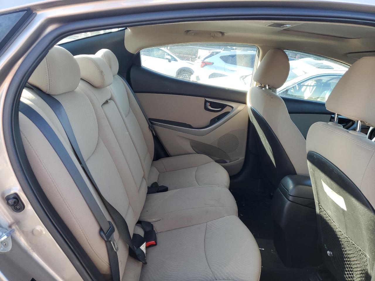 2016 Hyundai Elantra - Image 10