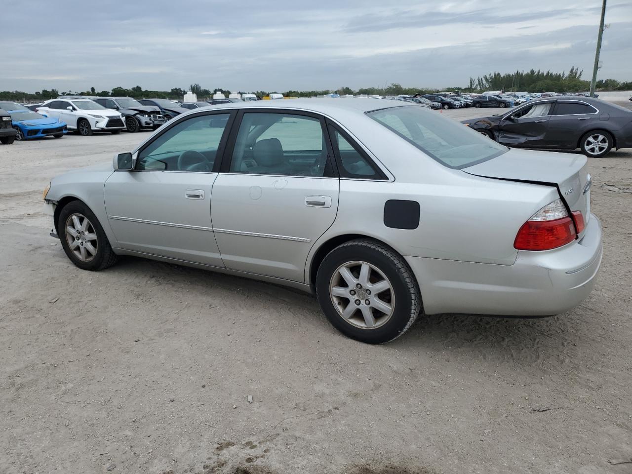 2003 Toyota Avalon - Image 2