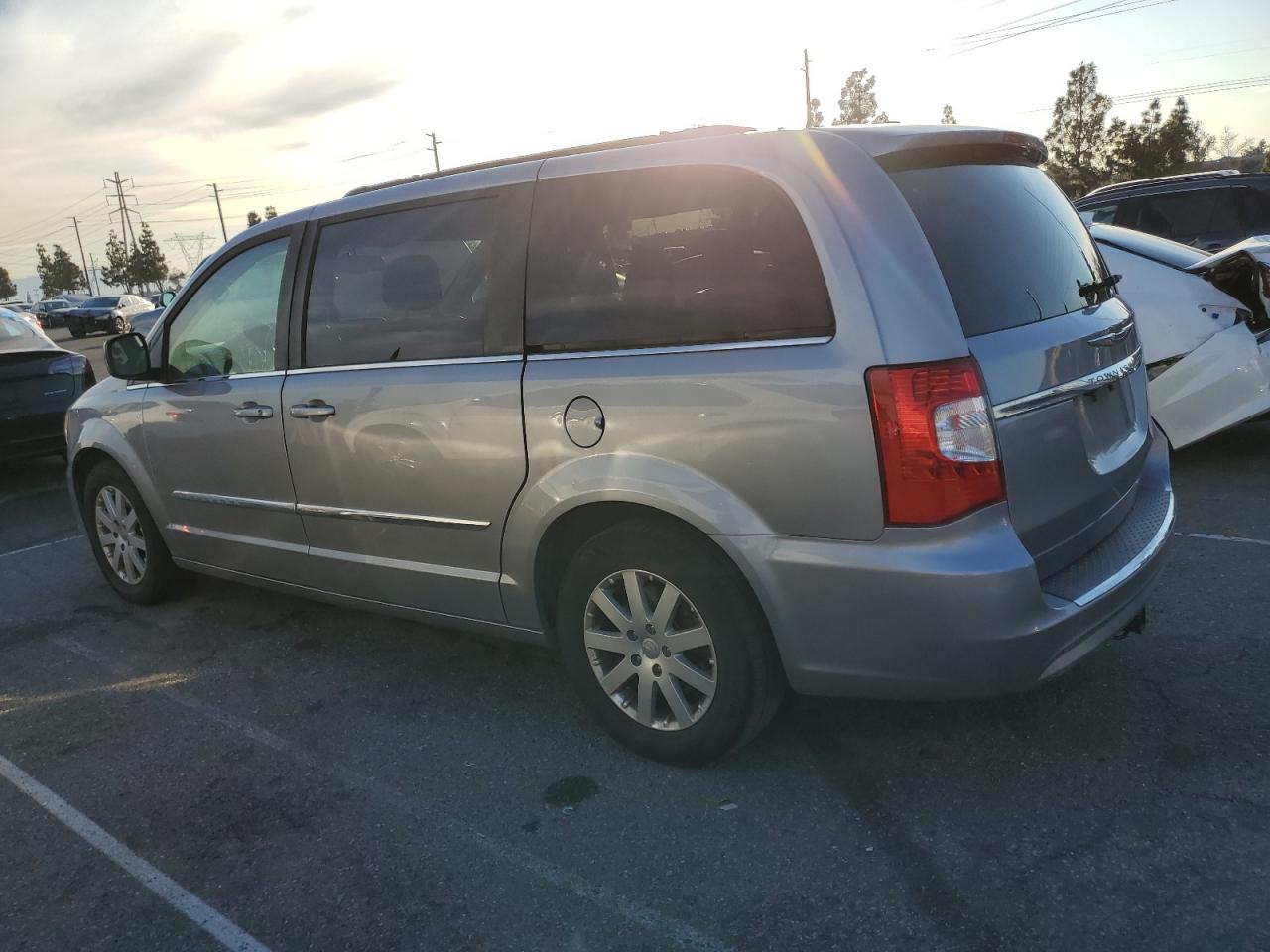 2016 Chrysler Town & Country - Image 2