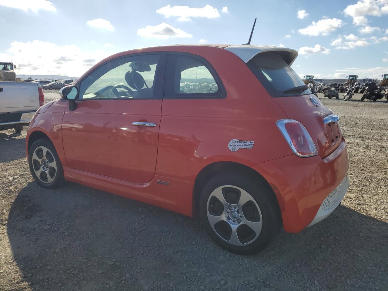 VIN 3C3CFFGEXFT555389 2015 FIAT 500 no.2