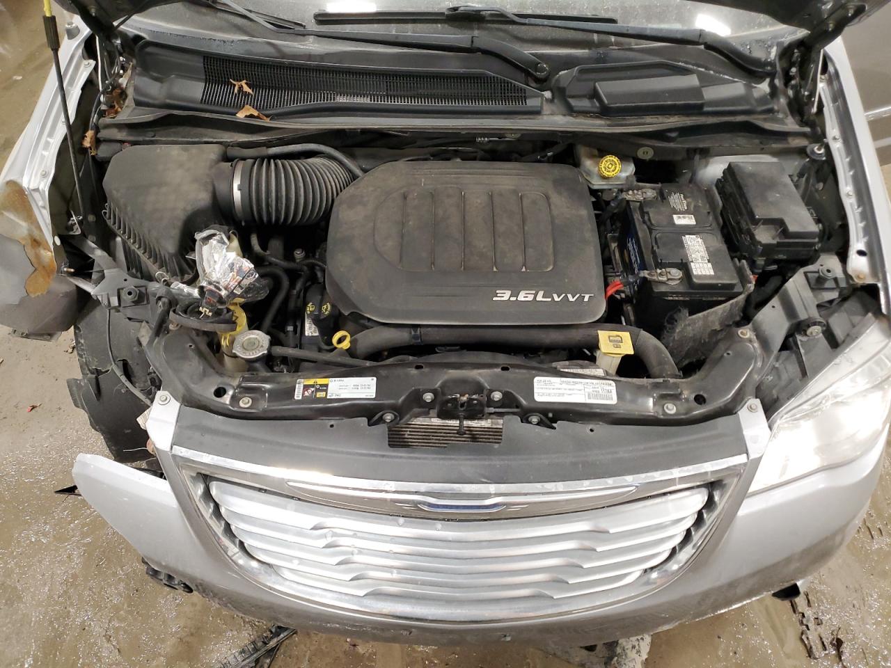 2015 Chrysler Town & Country - Image 12