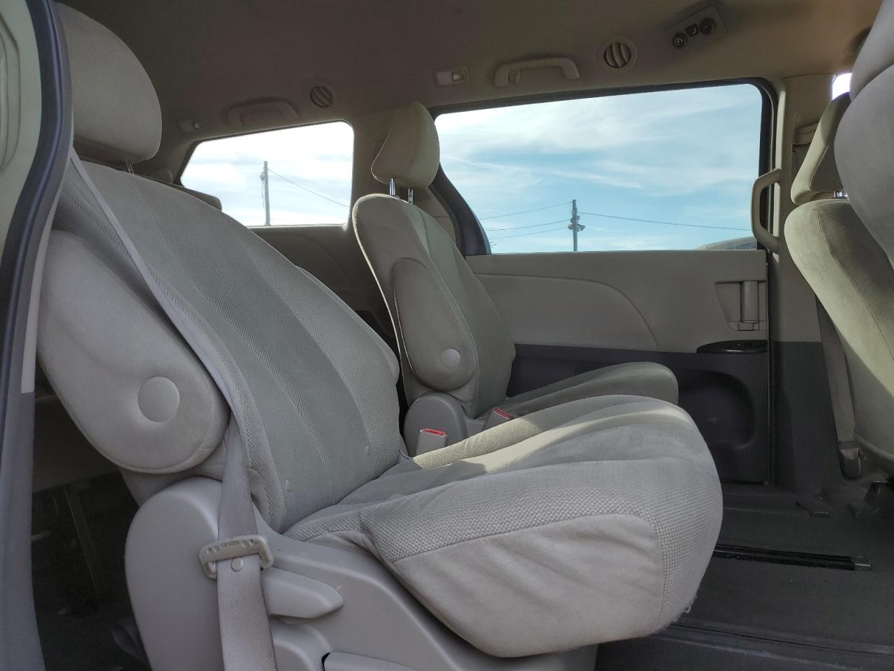 2011 Toyota Sienna - Image 11