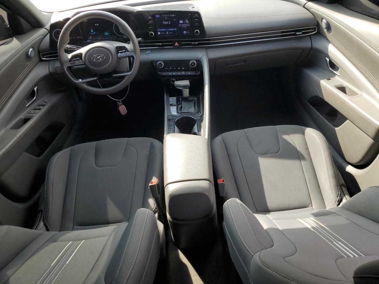 2022 Hyundai Elantra - Image 8