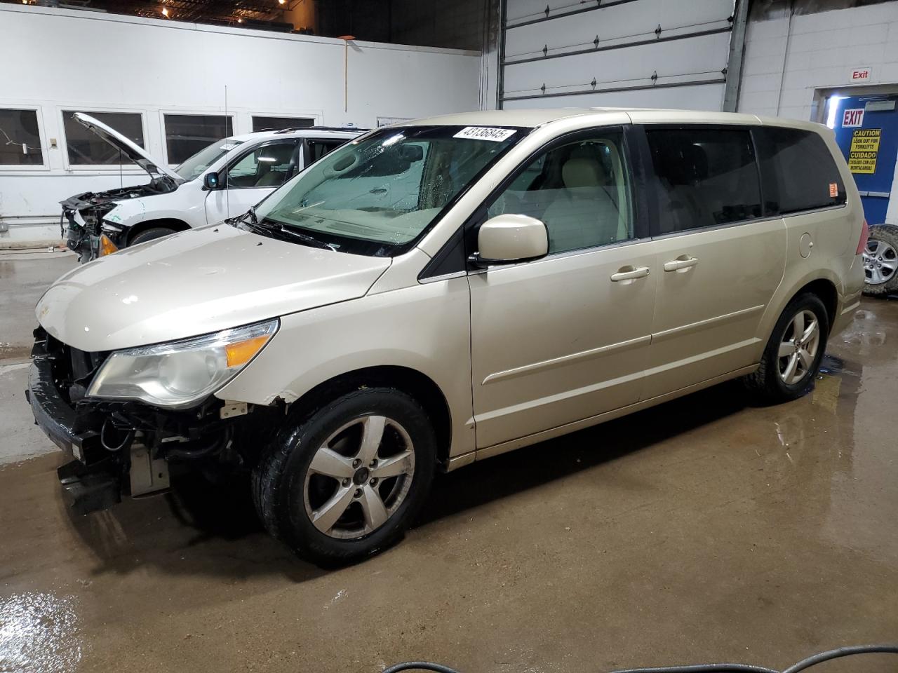 2010 Volkswagen Routan - Image 1
