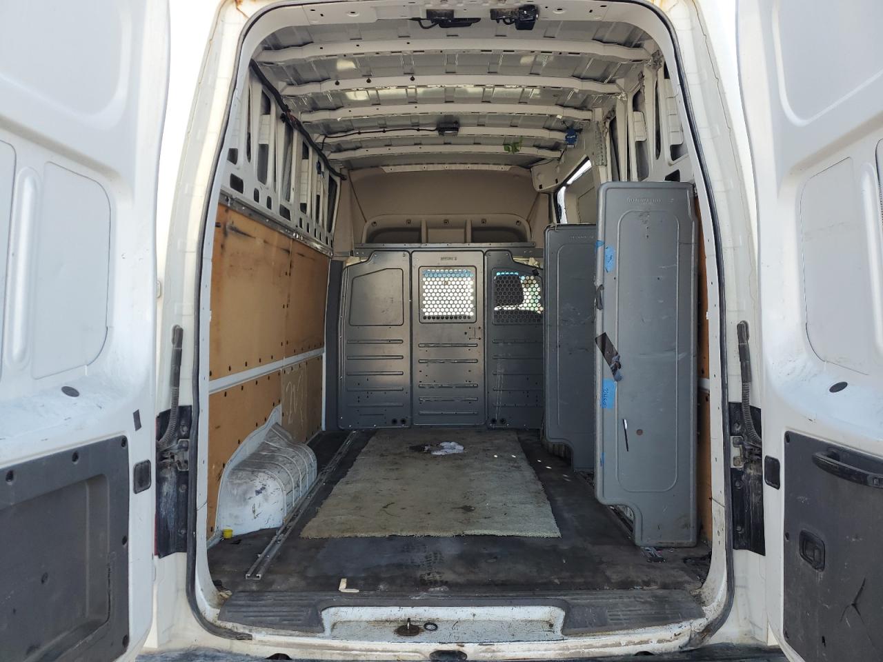 2017 Nissan NV - Image 10