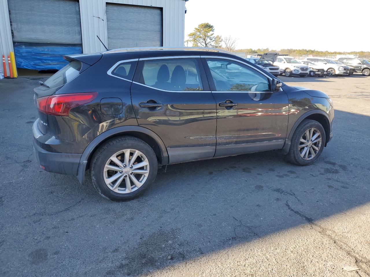 2017 Nissan Rogue - Image 3