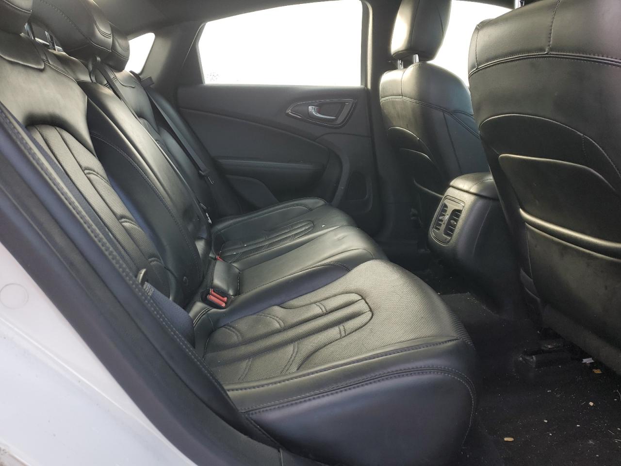 2016 Chrysler 200 - Image 10