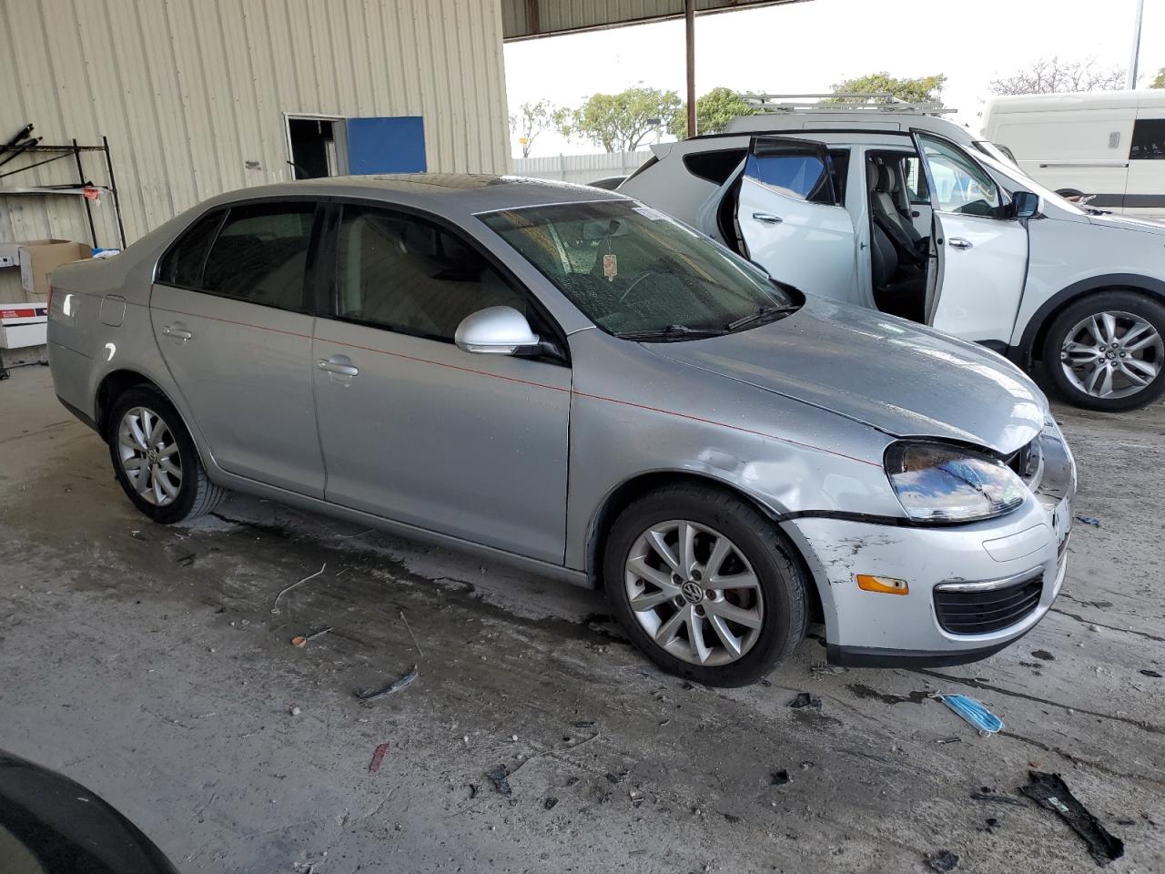 2010 Volkswagen Jetta - Image 4