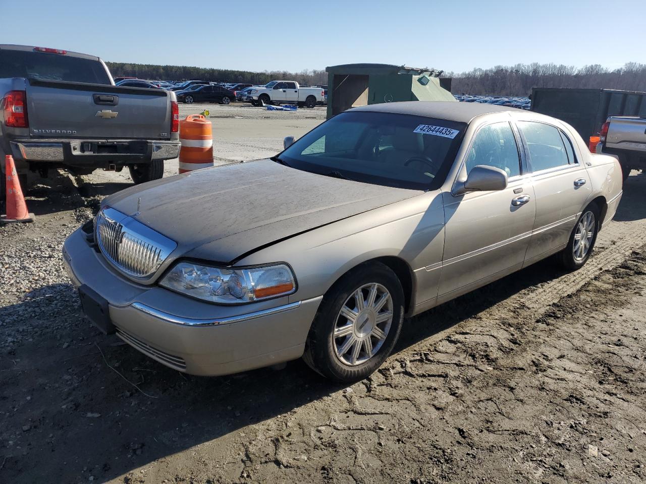 2011 Lincoln Town Car - Image 1