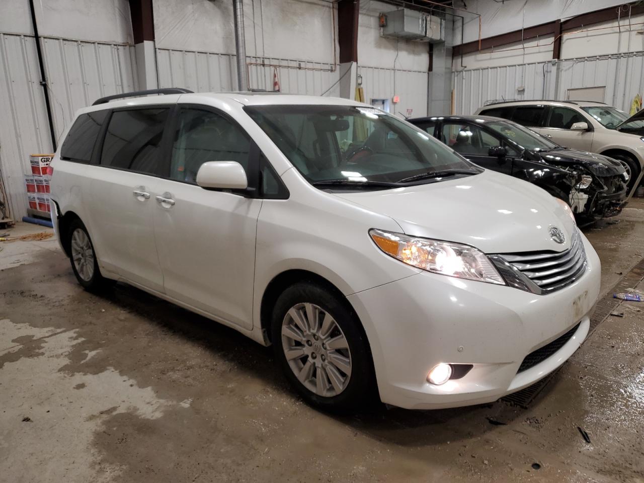 2011 Toyota Sienna - Image 4