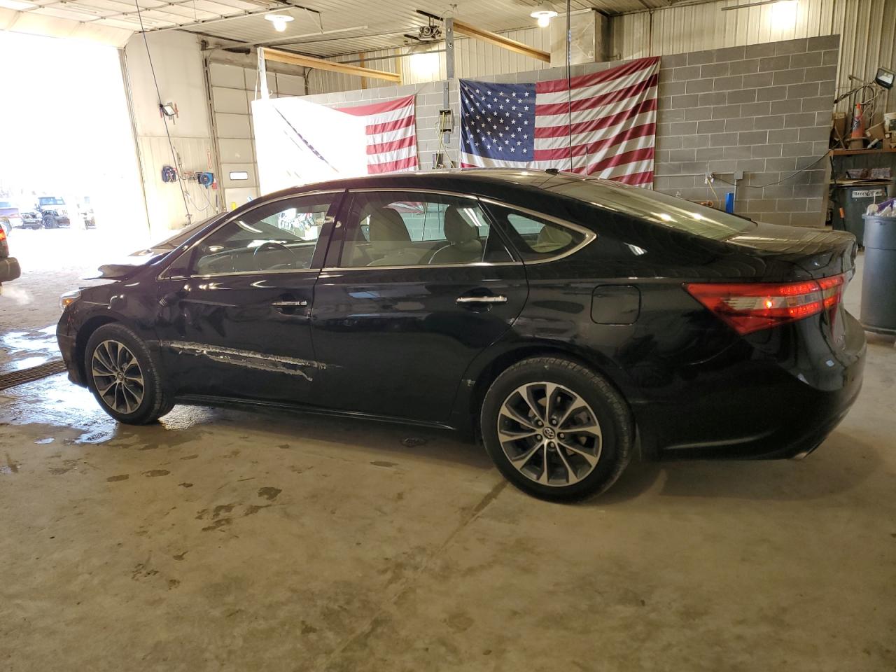 2016 Toyota Avalon - Image 2