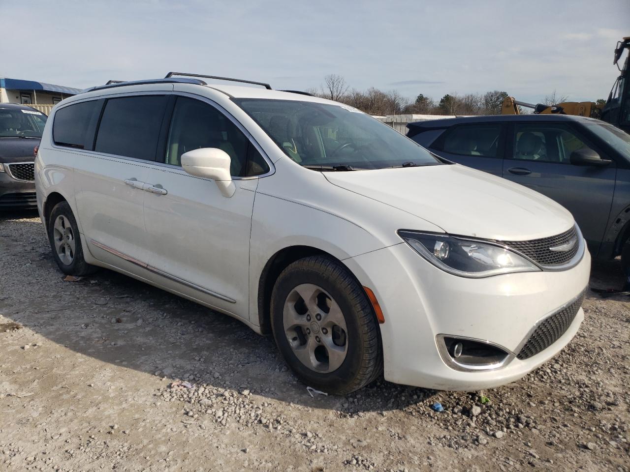 2017 Chrysler Pacifica - Image 4