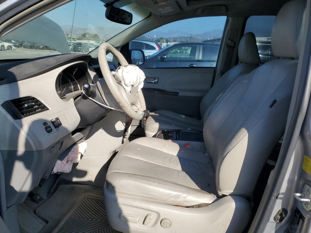 2011 Toyota Sienna - Image 7