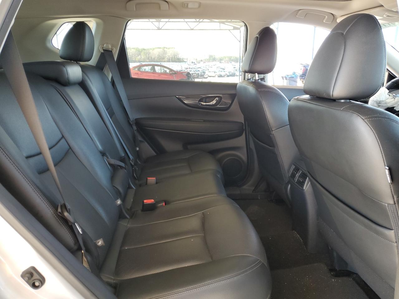 2018 Nissan Rogue - Image 11