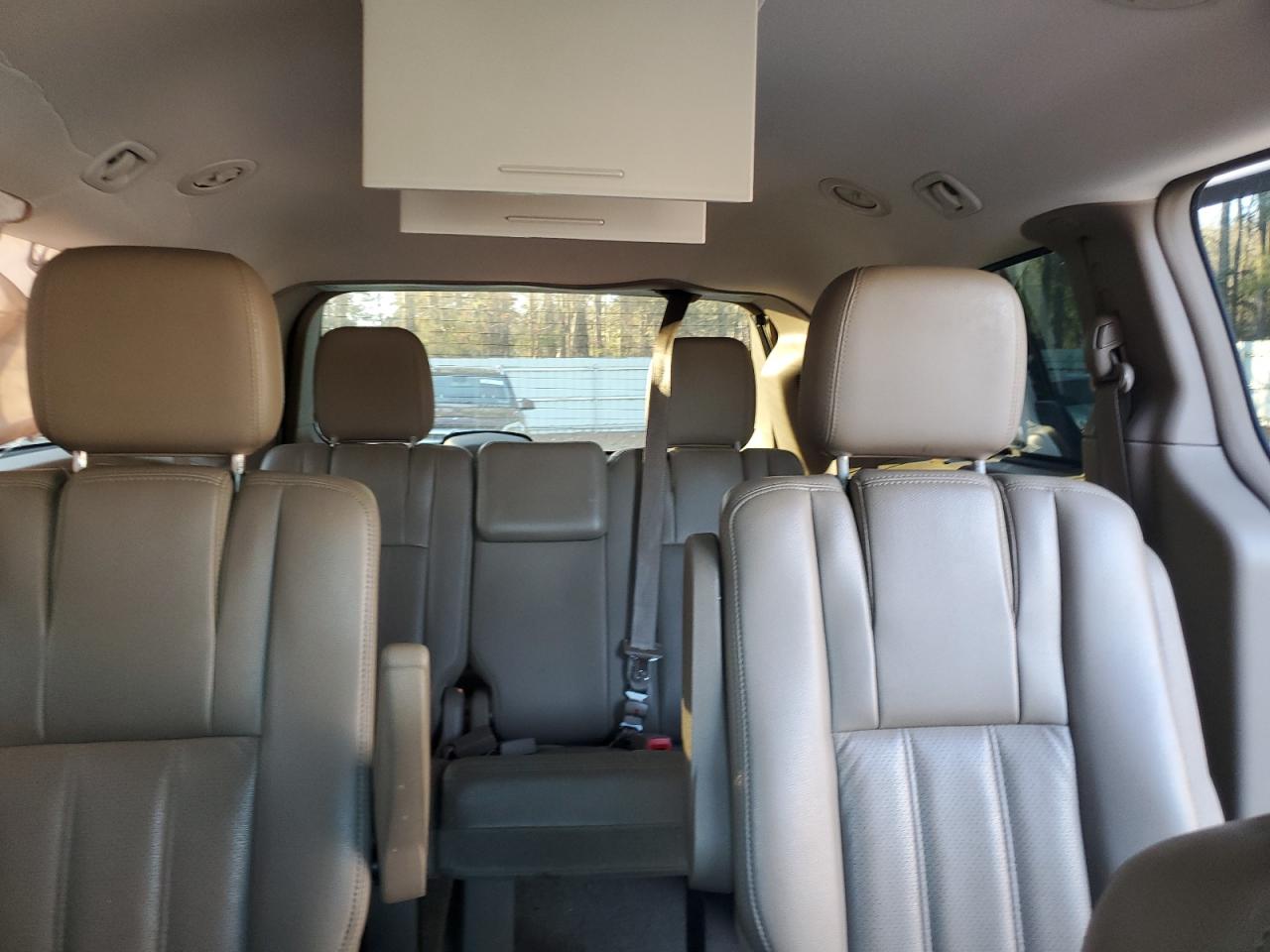 2012 Chrysler Town & Country - Image 10