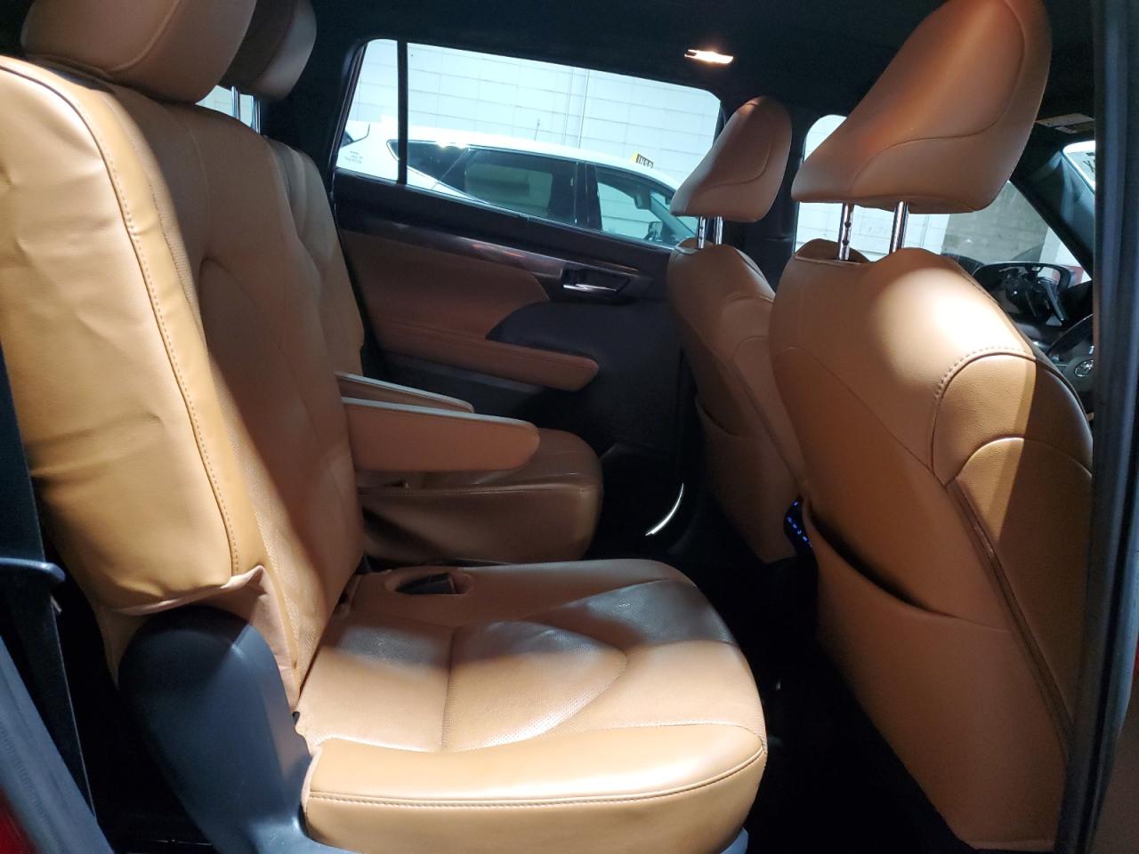 2021 Toyota Highlander - Image 11