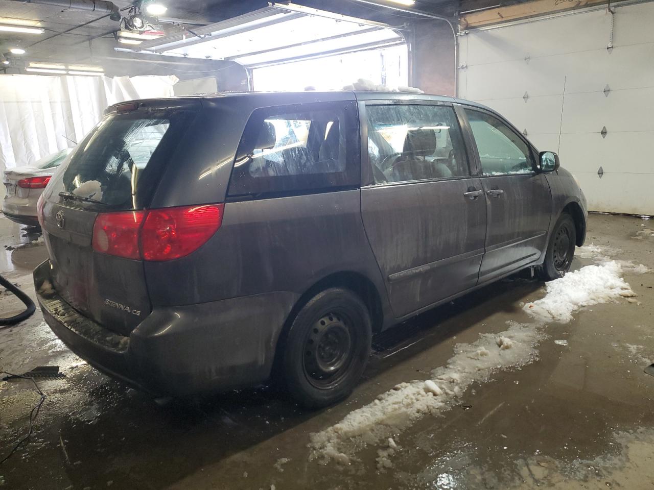 2009 Toyota Sienna - Image 3