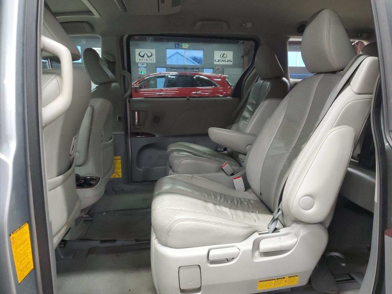 2011 Toyota Sienna - Image 11