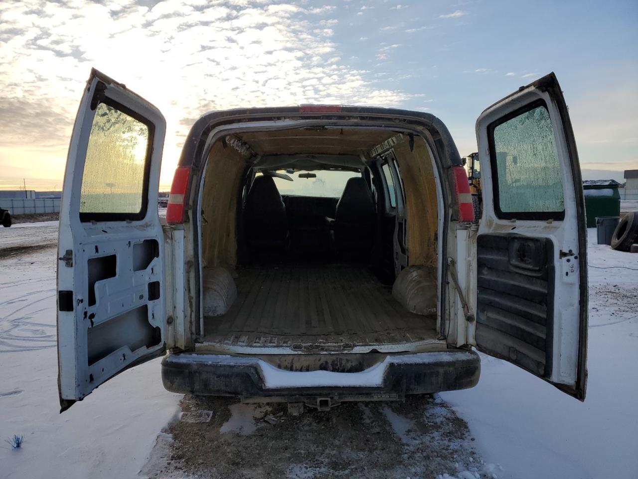 2005 Chevrolet Express - Image 10